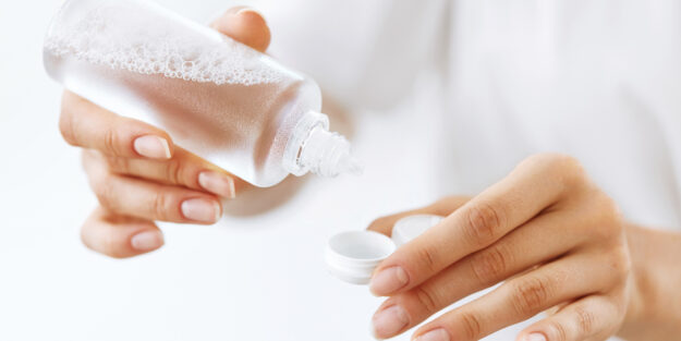 Wie man Kontaktlinsen reinigen soll